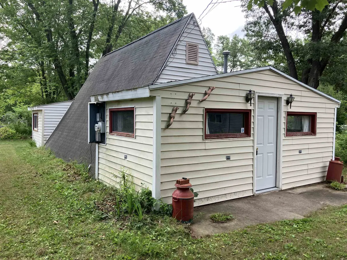 N1034 CHALET DR, Waupaca, WI 54981