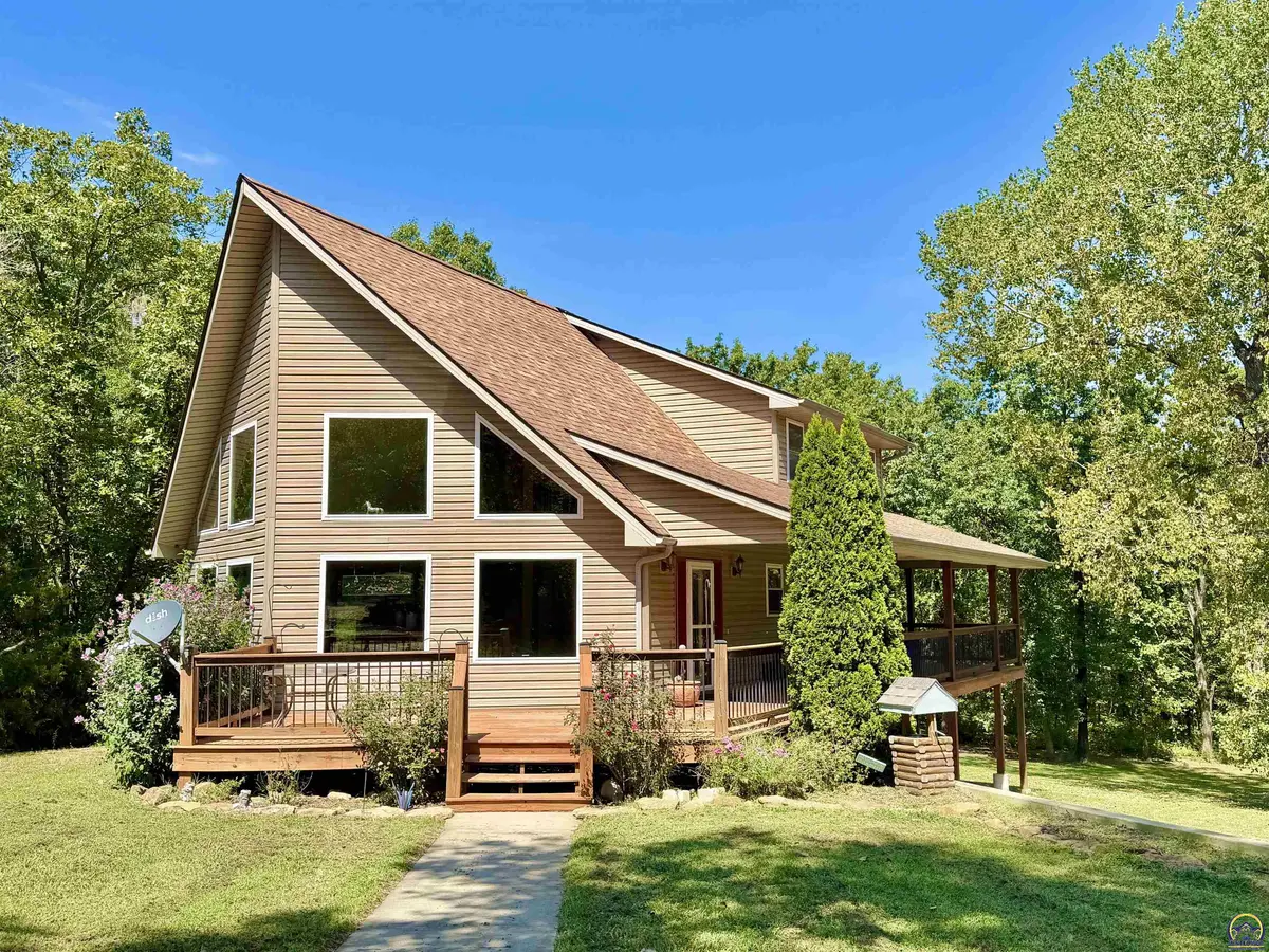8916 Shadywood LN, Ozawkie, KS 66070