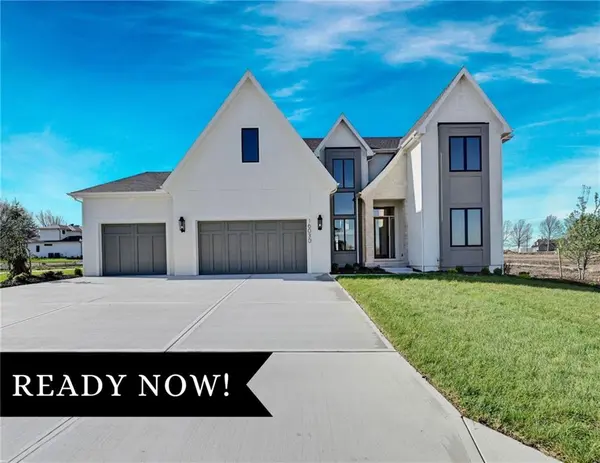 16030 S Twilight LN, Olathe, KS 66062
