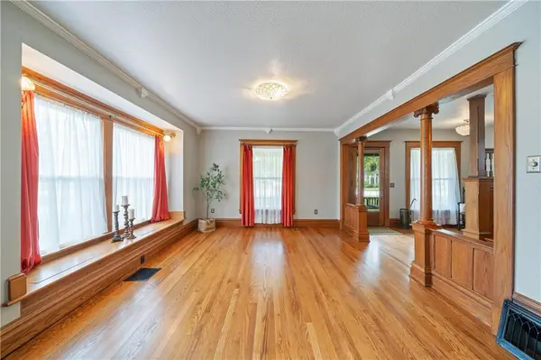 105 NE Douglas ST, Lee's Summit, MO 64063