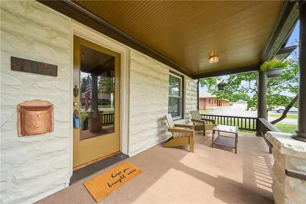 105 NE Douglas ST, Lee's Summit, MO 64063