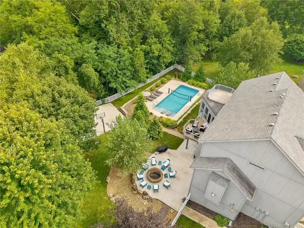 1037 Fox Run TER, Liberty, MO 64068