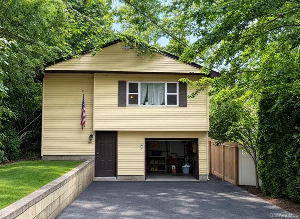 6 Walnut RD, Rocky Point, NY 11778