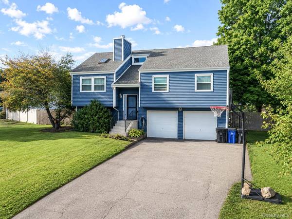 210 Dairy LN, New Windsor, NY 12553