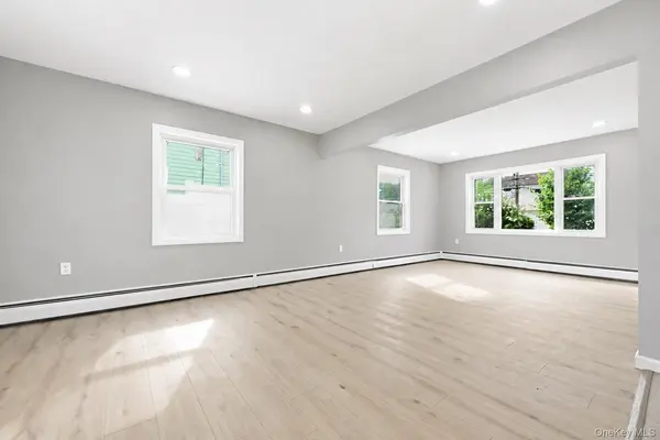 24 Crag LN, Levittown, NY 11756