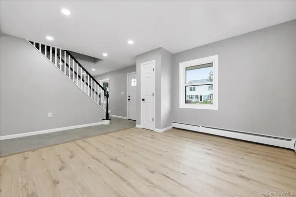 24 Crag LN, Levittown, NY 11756