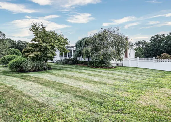 39 Creekside DR, Middle Island, NY 11953