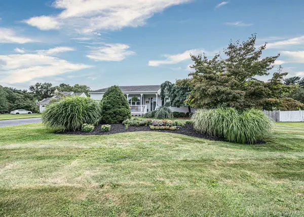 39 Creekside DR, Middle Island, NY 11953