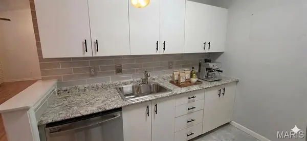 8804 Eager RD, St Louis, MO 63144