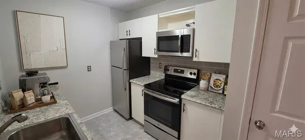 8804 Eager RD, St Louis, MO 63144