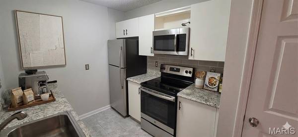 8804 Eager RD, St Louis, MO 63144