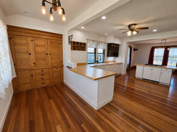 2206 40th AVE, Aledo, IL 61231