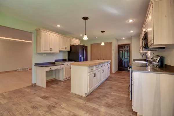 681 W Deer Creek RD, Clinton, IA 52732
