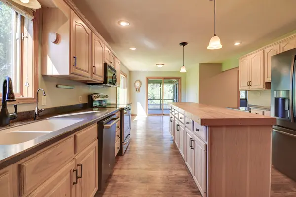 681 W Deer Creek RD, Clinton, IA 52732