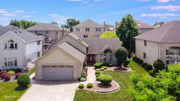 9033 Christina DR, Hickory Hills, IL 60457