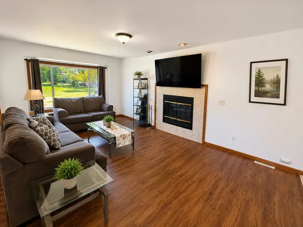 107 King Henry RD, Poplar Grove, IL 61065