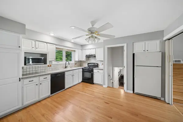 17W320 Scheel DR, Willowbrook, IL 60527
