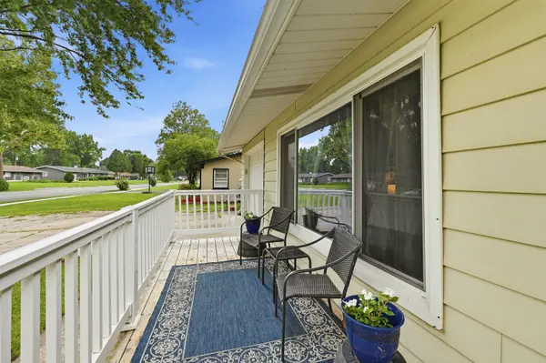 16 Greenbriar DR, Montgomery, IL 60538