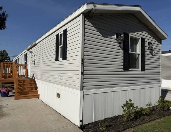 1710 W 4th AVE, Coal Valley, IL 61240