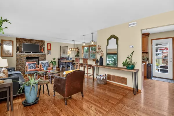 328 Spruce DR, Naperville, IL 60540