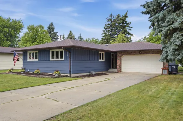 2844 Hickory ST N, Fargo, ND 58102