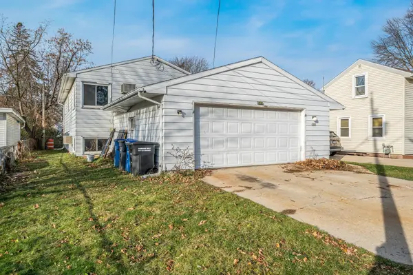1011 FREDERICK ST, Oshkosh, WI 54902