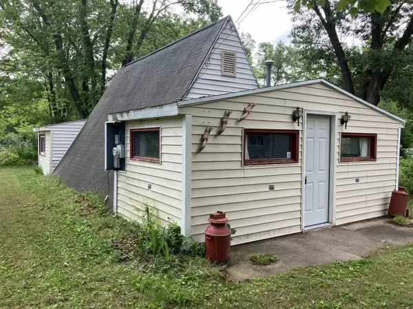 N1034 CHALET DR, Waupaca, WI 54981