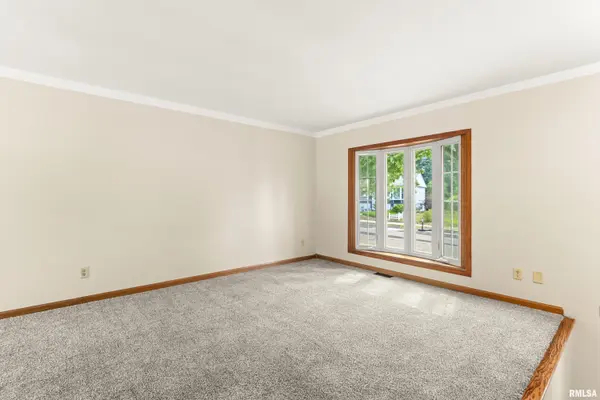 1 DOMINION CT, Pekin, IL 61554