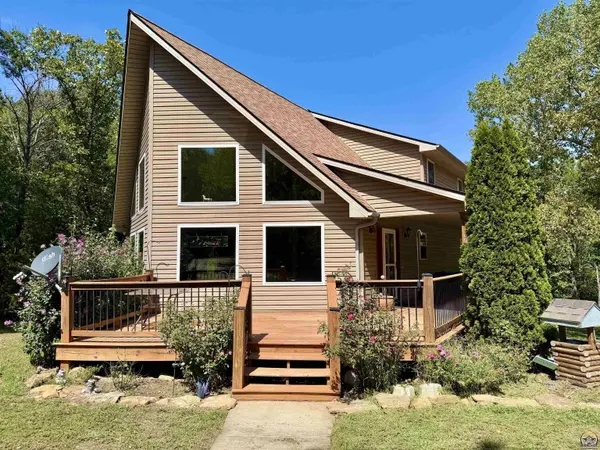 8916 Shadywood LN, Ozawkie, KS 66070
