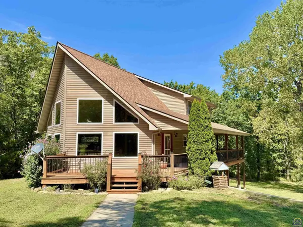 8916 Shadywood LN, Ozawkie, KS 66070