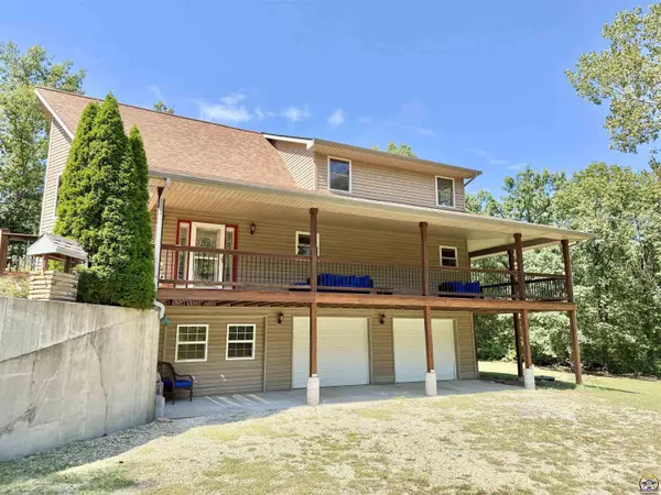 8916 Shadywood LN, Ozawkie, KS 66070