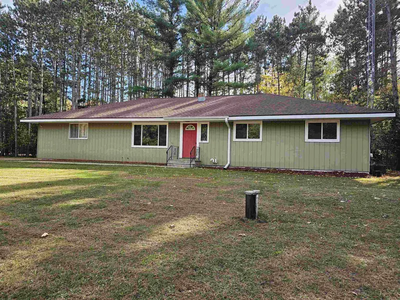 N2071 MARY JANE CIR, Waupaca, WI 54981
