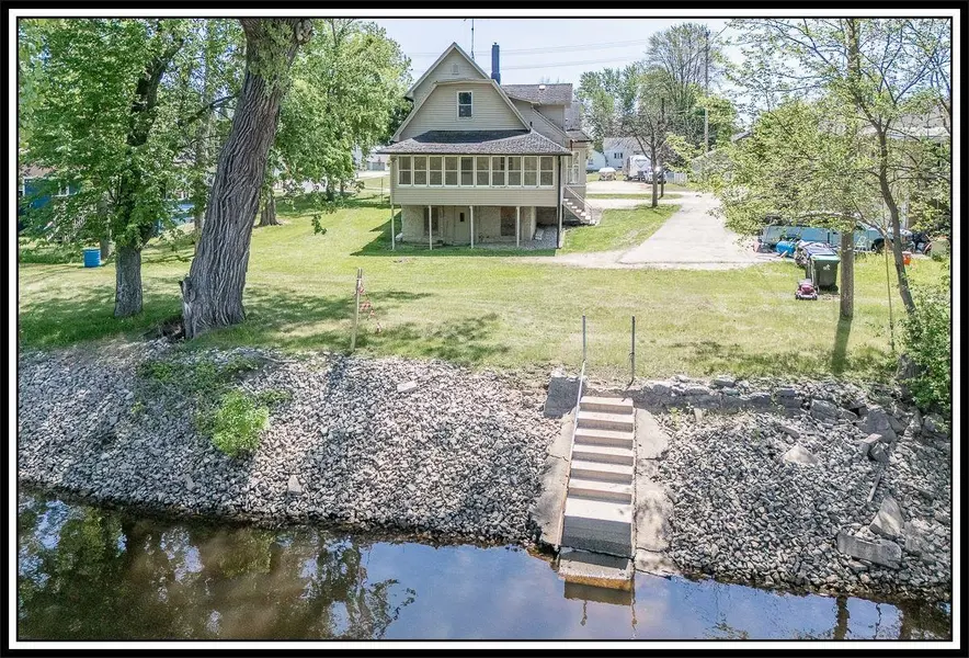 211 E WOLF RIVER AVE, New London, WI 54961-1470