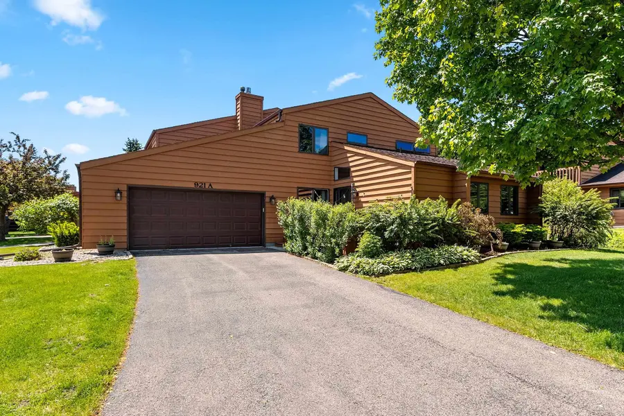 921 E WINDFIELD PL #A, Appleton, WI 54911