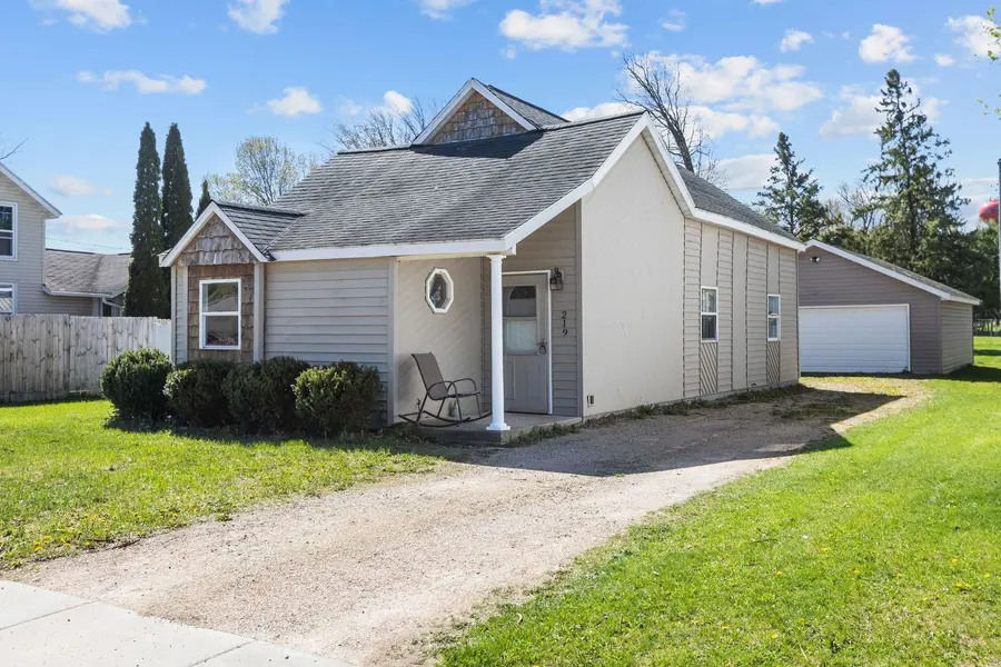 219 2ND ST, Manawa, WI 54949