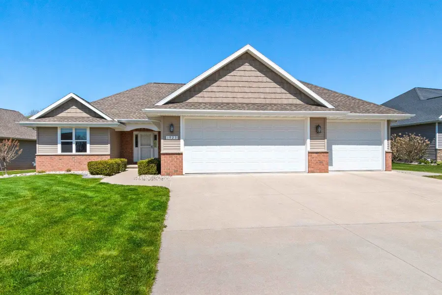 1923 PARIS LN, De Pere, WI 54115