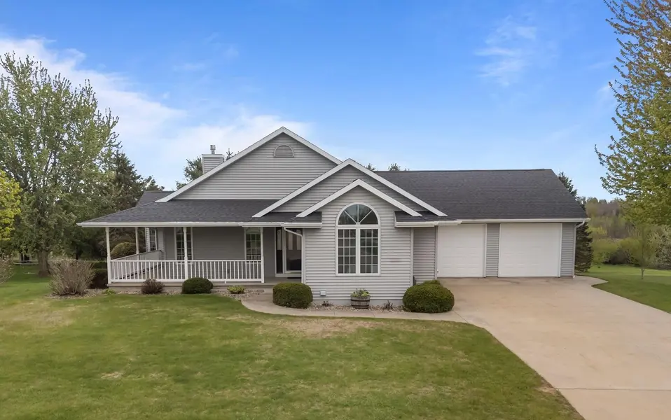 118 HONEYSUCKLE DR, Hortonville, WI 54944