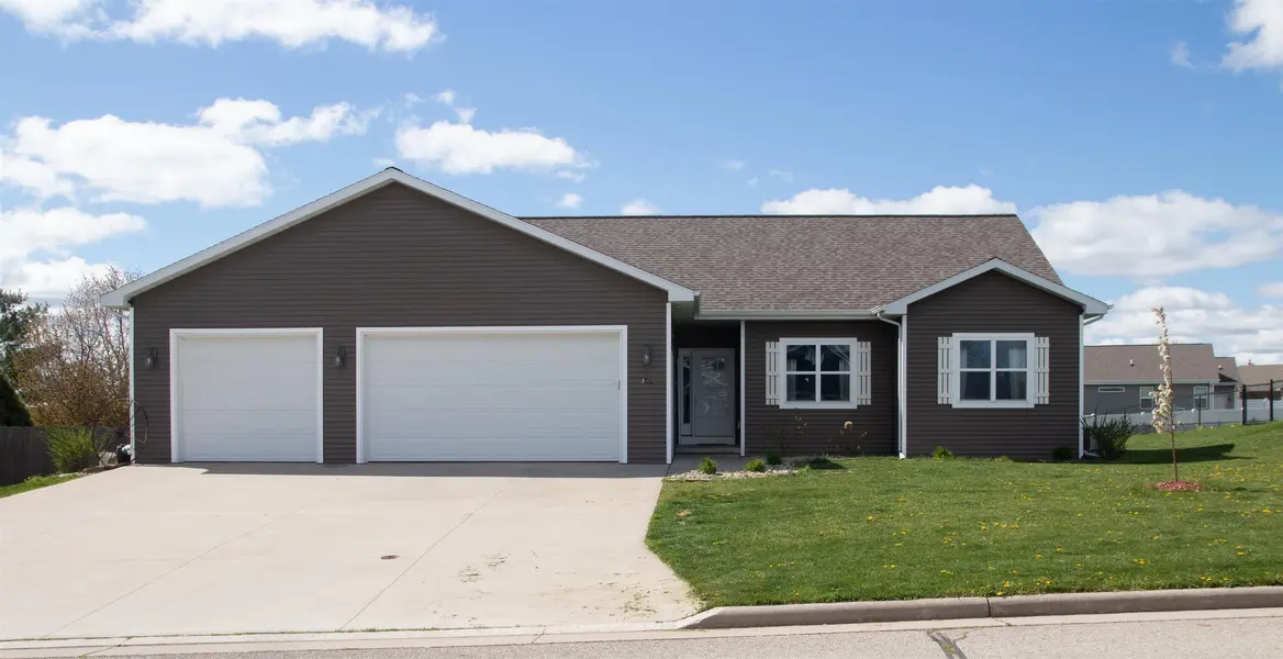 306 GREENBRIER DR, Hortonville, WI 54944