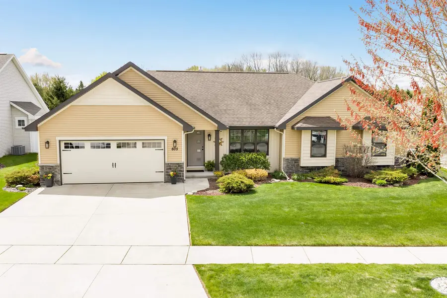 605 PEBBLESTONE CIR, Oneida, WI 54155
