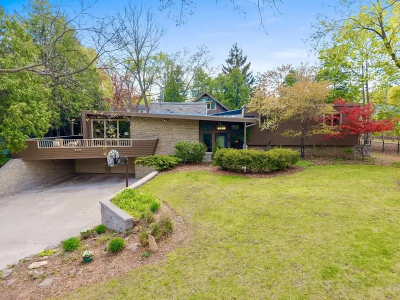718 RANDALL AVE, De Pere, WI 54115-3025