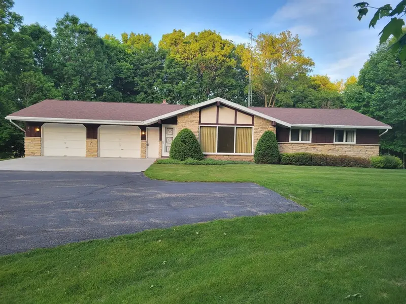 W3687 E MAPLE DR, Iron Ridge, WI 53035-9636
