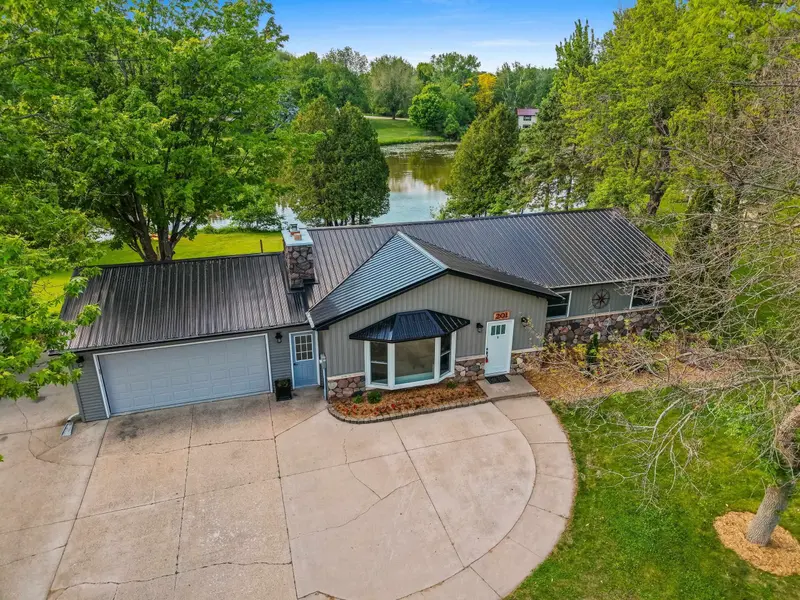201 LAKESIDE DR, Clintonville, WI 54929