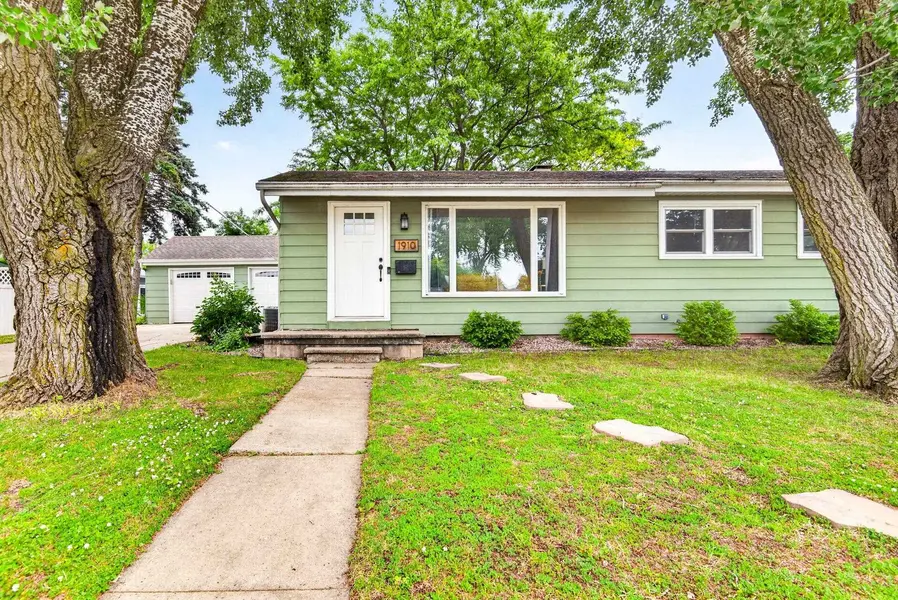 1910 GEORGIA ST, Oshkosh, WI 54902