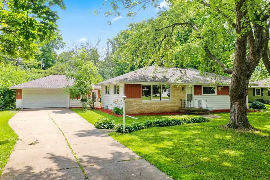 1502 S VAN DYKE RD, Appleton, WI 54914