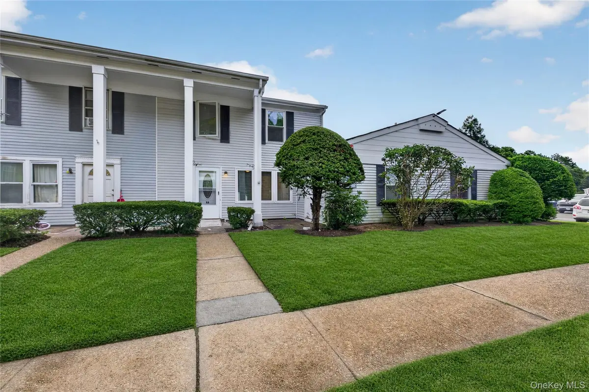 8 Valley Forge CT, Ridge, NY 11961