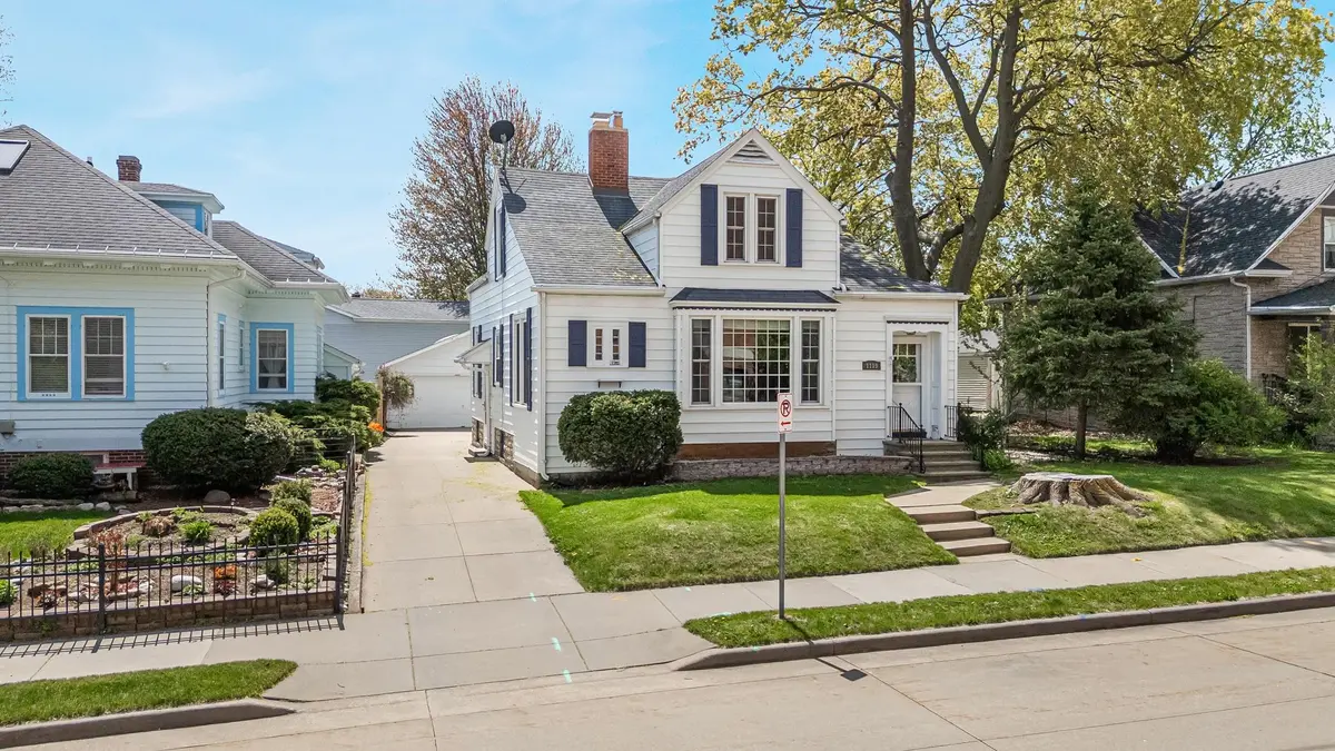 1119 E PARKWAY AVE, Oshkosh, WI 54901-4678