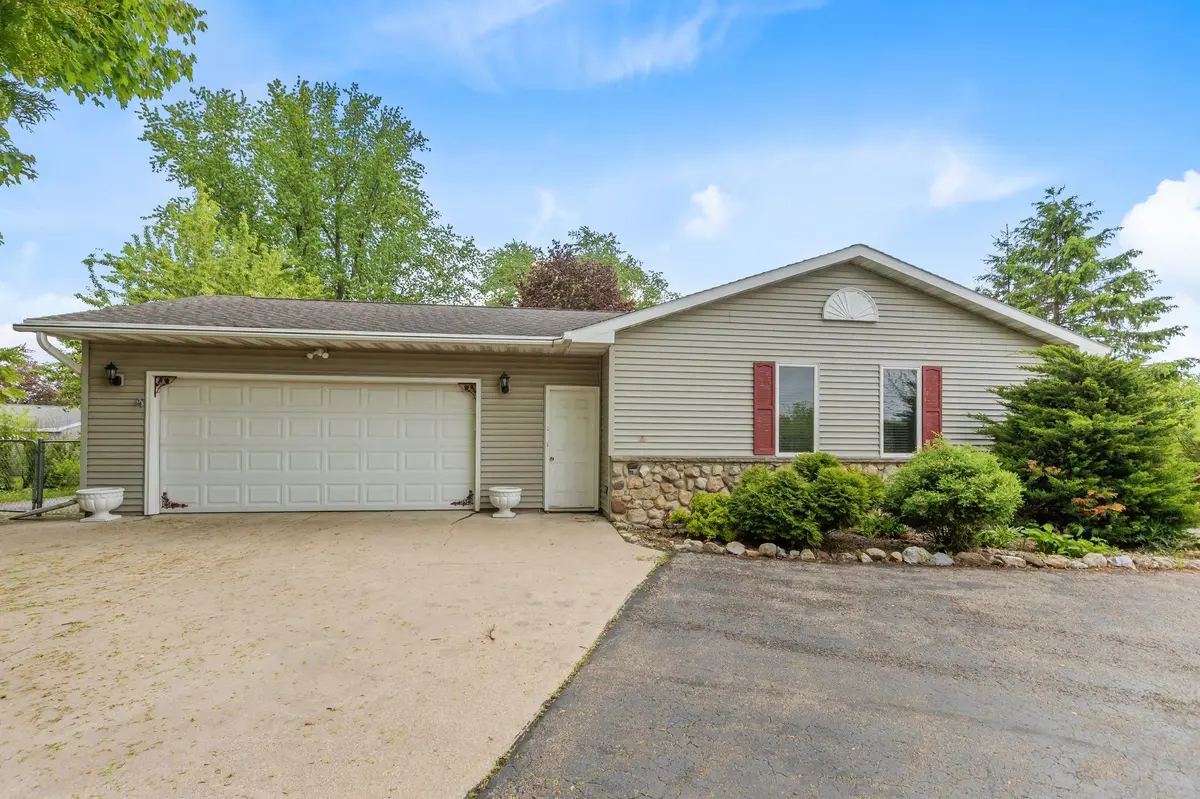 2220 W 20TH AVE, Oshkosh, WI 54904