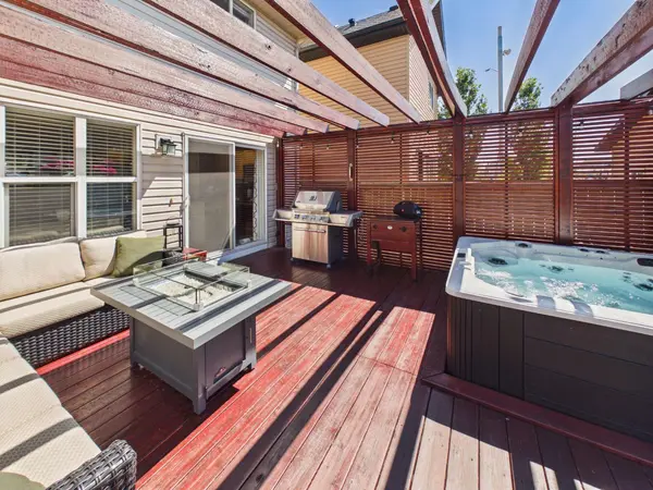 2049 New Brighton GDNS SE, Calgary, AB T2Z 4X4