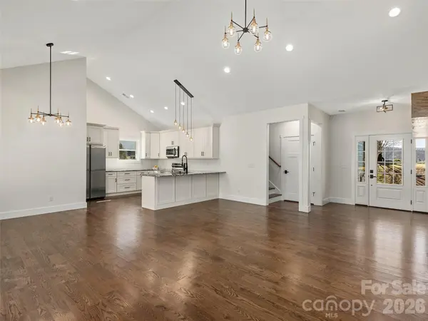 399 Crystal Heights DR, Hendersonville, NC 28739