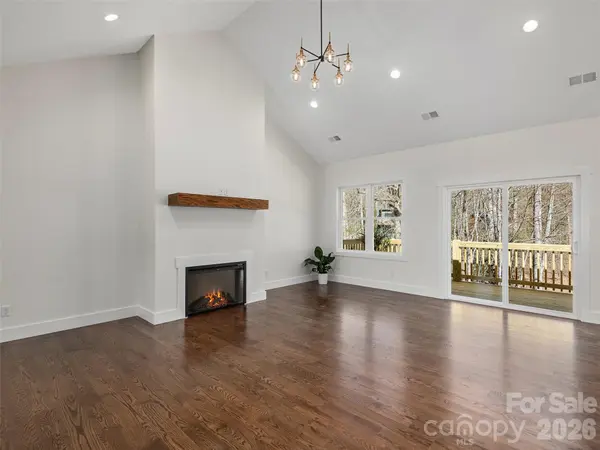 399 Crystal Heights DR, Hendersonville, NC 28739